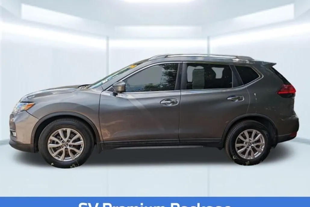 2017 Nissan Rogue SV photo 1