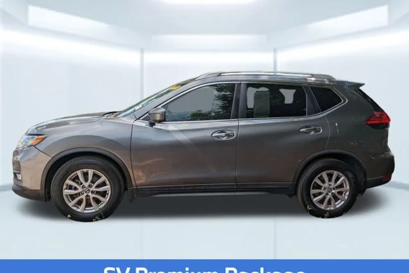 2017 Nissan Rogue SV photo 1