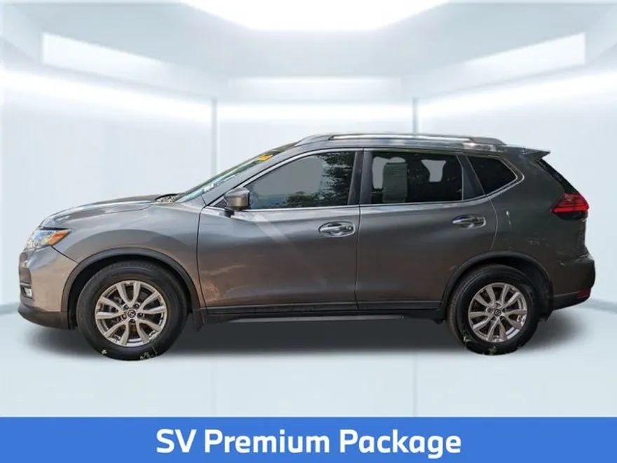 2017 Nissan Rogue SV photo 1
