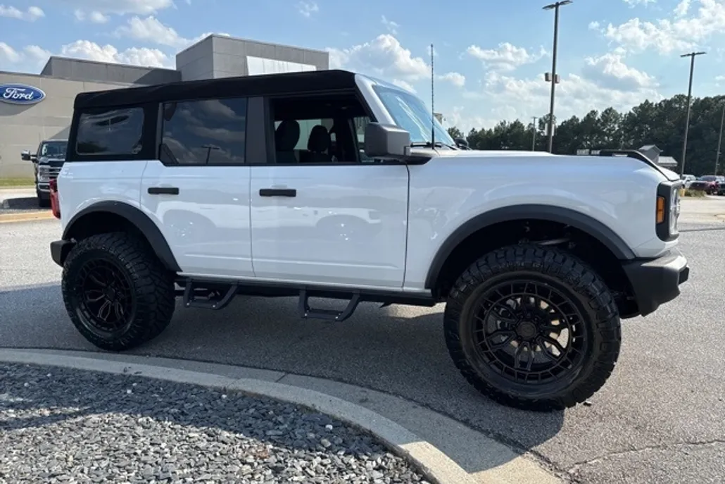 2025 Ford Bronco Base photo 1