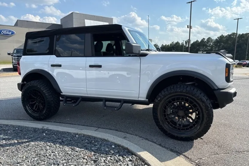 2025 Ford Bronco Base photo 1