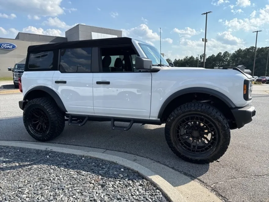 2025 Ford Bronco Base photo 1