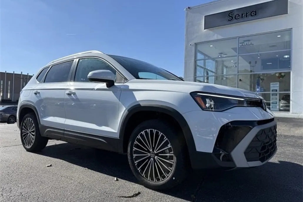 2025 Volkswagen Taos SE photo 1