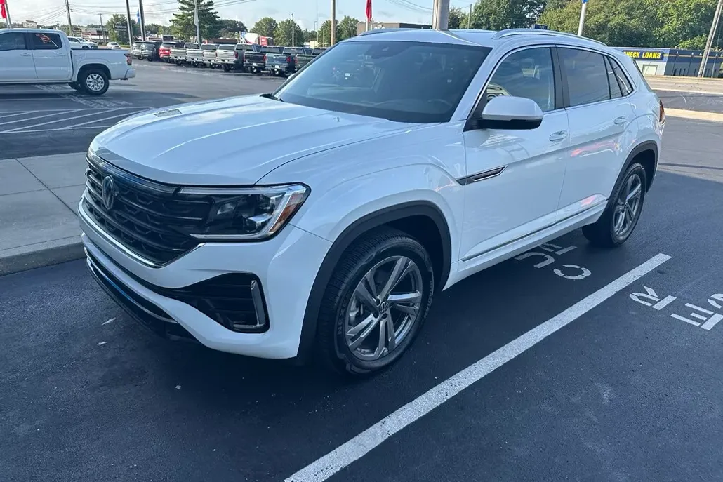 2024 Volkswagen Atlas Cross Sport SEL R-Line photo 1