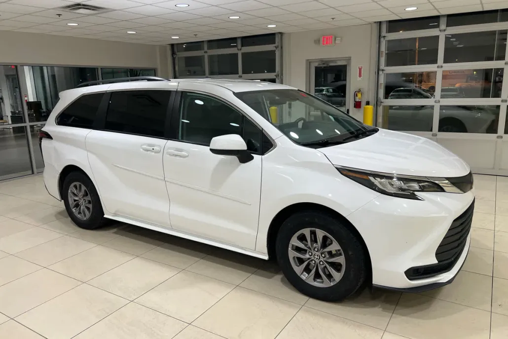 2022 Toyota Sienna LE photo 1