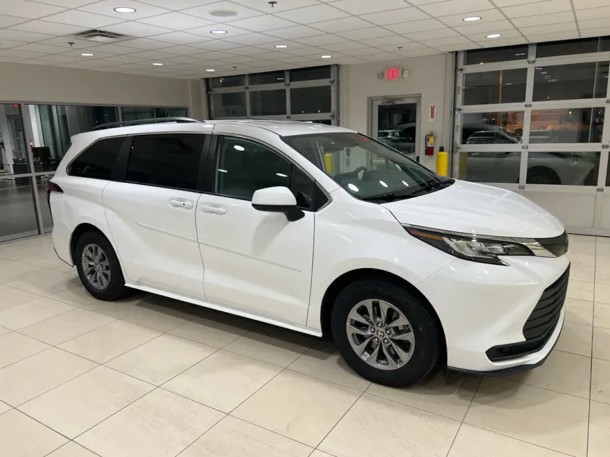 2022 Toyota Sienna LE photo 1