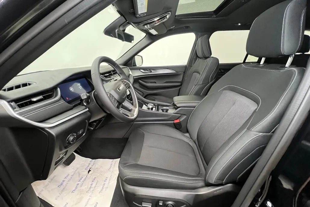 2025 Jeep Grand Cherokee Laredo photo 1