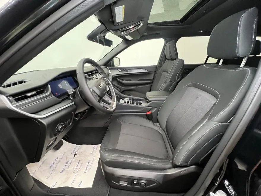 2025 Jeep Grand Cherokee Laredo photo 1