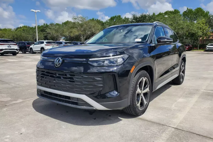 2025 Volkswagen Tiguan SE photo 1