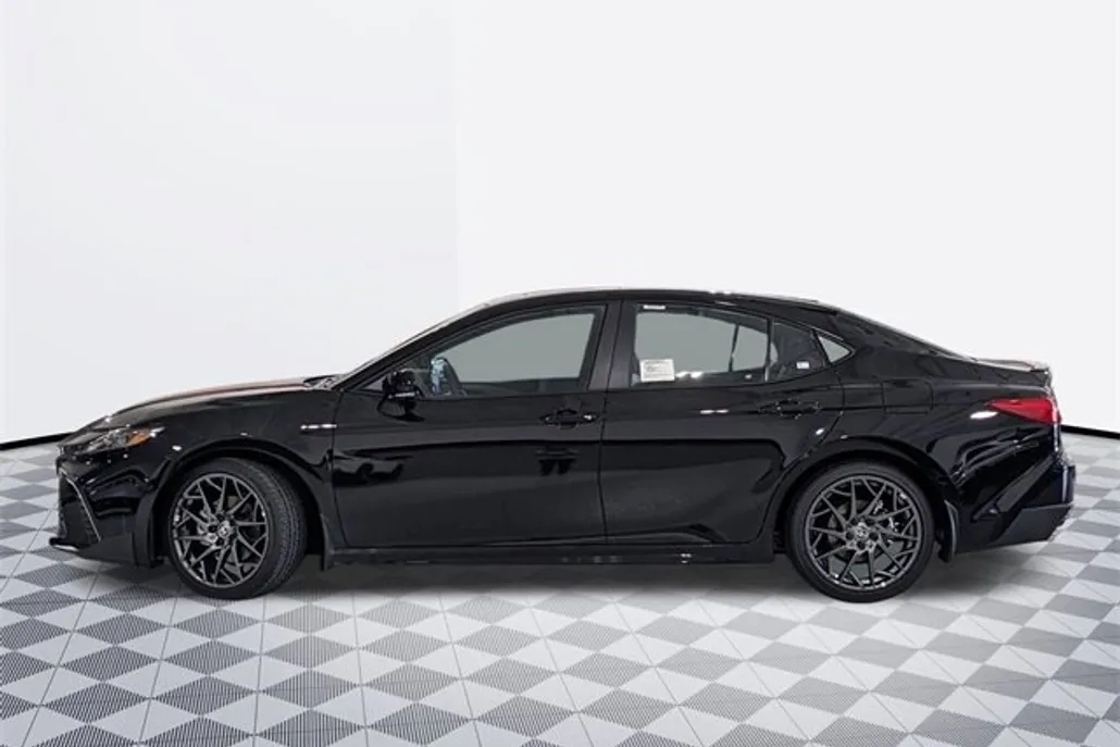2025 Toyota Camry SE photo 1