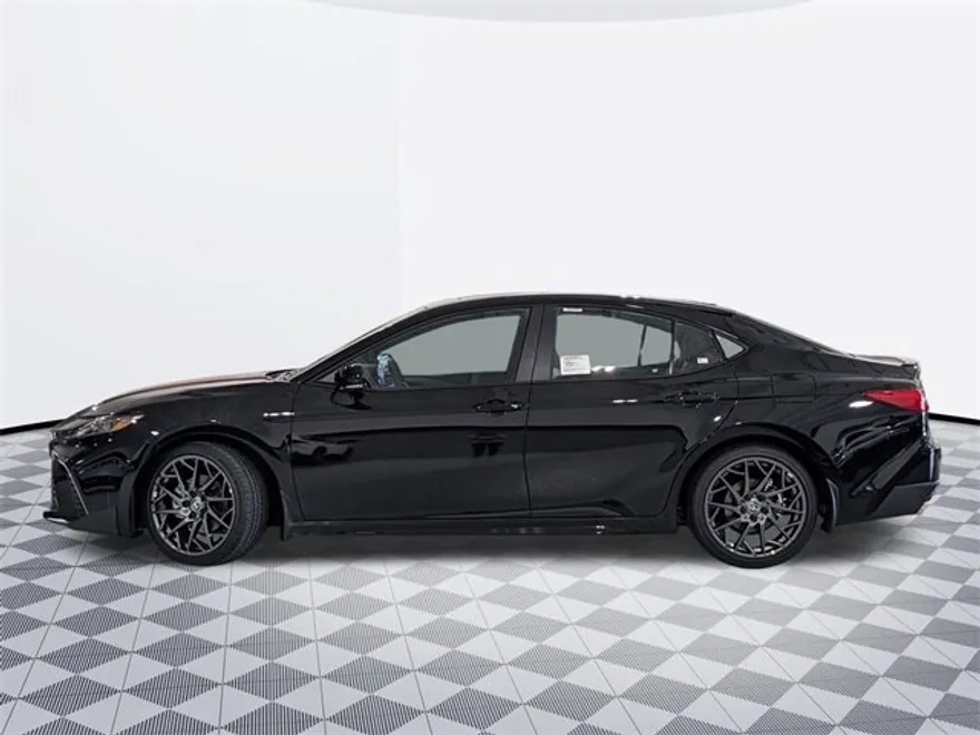 2025 Toyota Camry SE photo 1