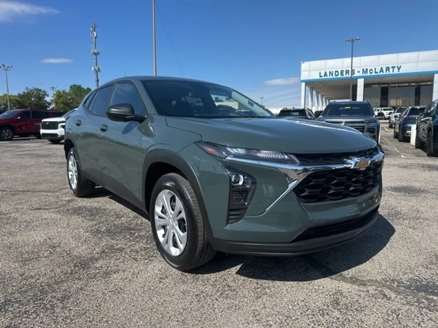 2025 Chevrolet Trax LS photo 1