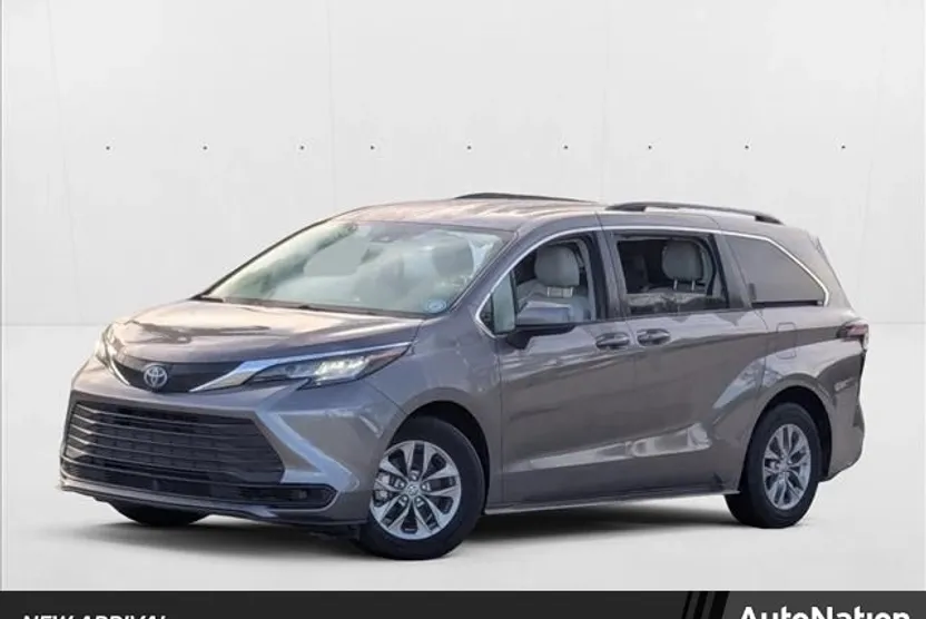 2022 Toyota Sienna LE photo 1