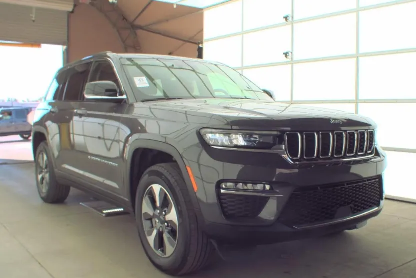 2022 Jeep Cherokee Limited 4xe photo 1