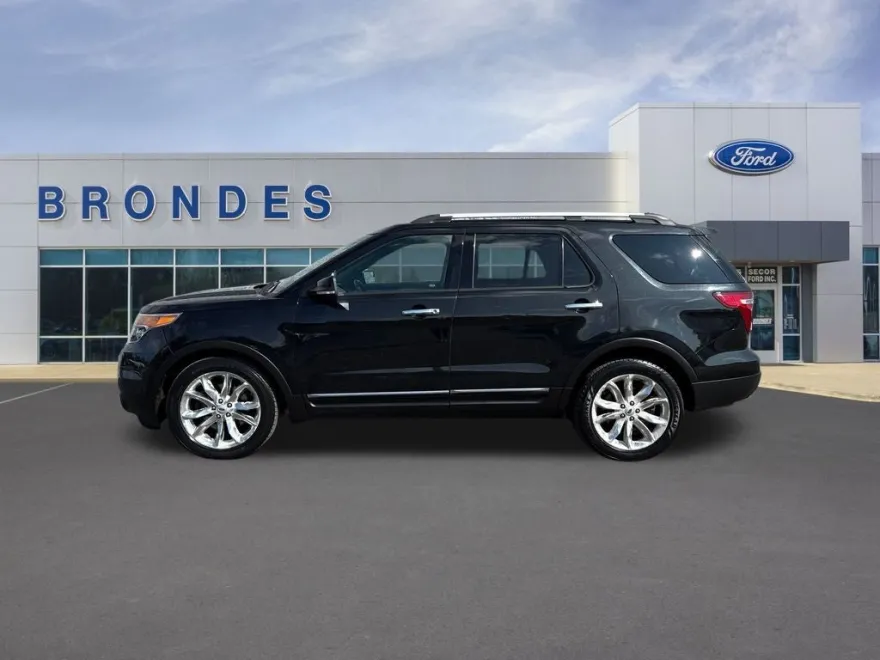 2015 Ford Explorer XLT photo 1