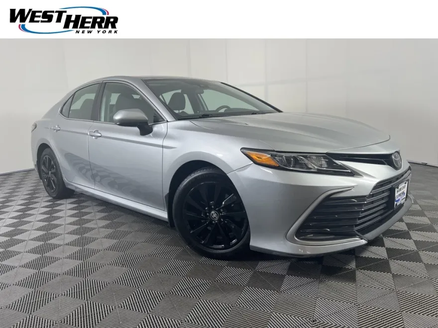 2023 Toyota Camry LE photo 1