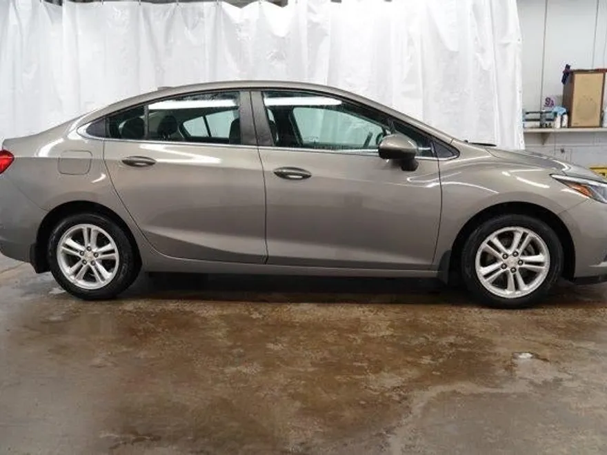 2018 Chevrolet Cruze LT photo 1