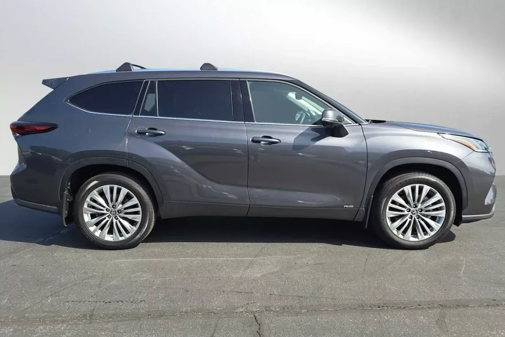 2025 Toyota Highlander Hybrid Platinum photo 1