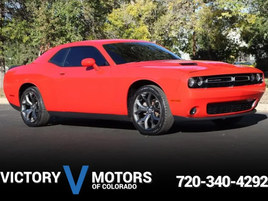 2016 Dodge Challenger SXT photo 1
