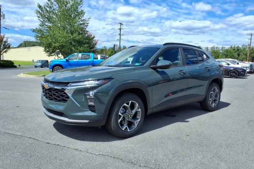 2025 Chevrolet Trax LT photo 1