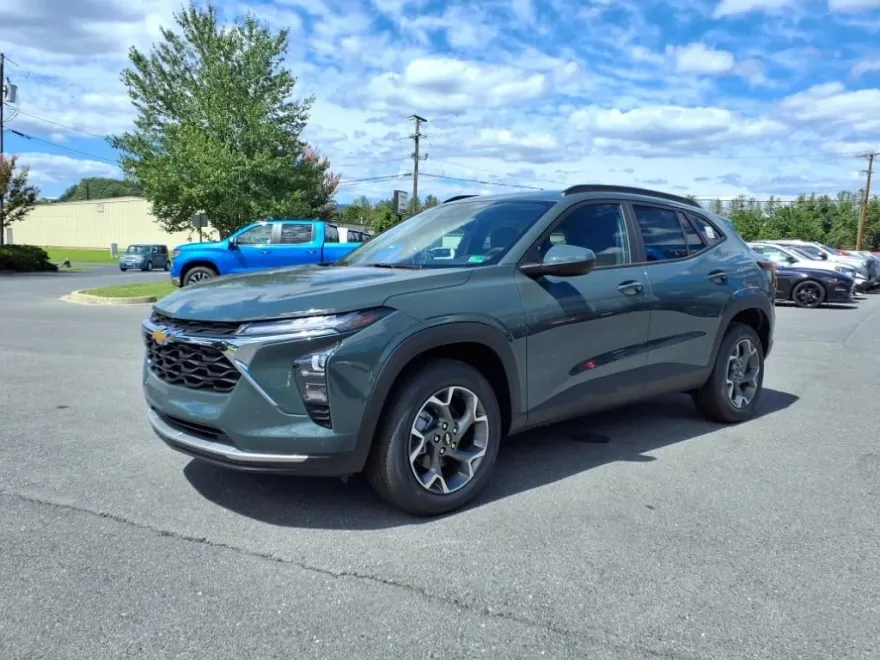 2025 Chevrolet Trax LT photo 1