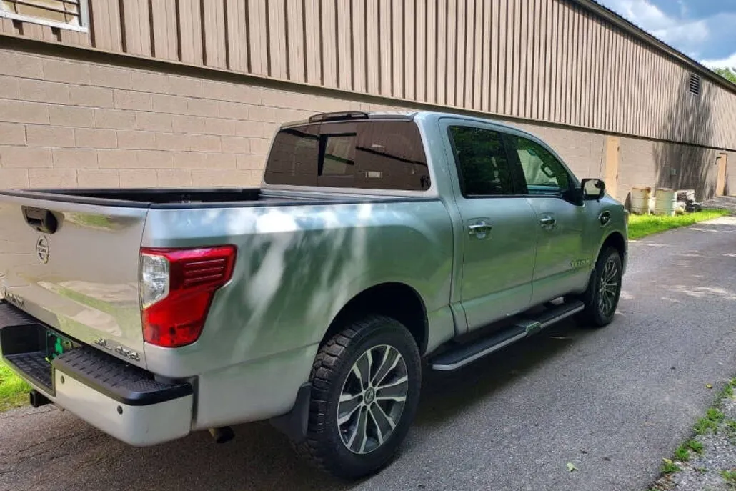 2017 Nissan Titan Crew Cab SL photo 1