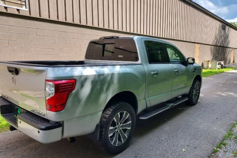 2017 Nissan Titan Crew Cab SL photo 1