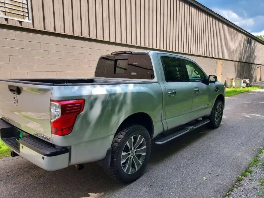 2017 Nissan Titan Crew Cab SL photo 1