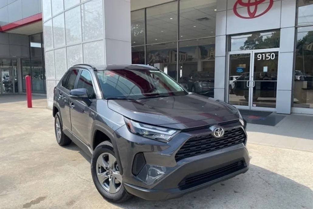 2025 Toyota RAV4 XLE photo 1