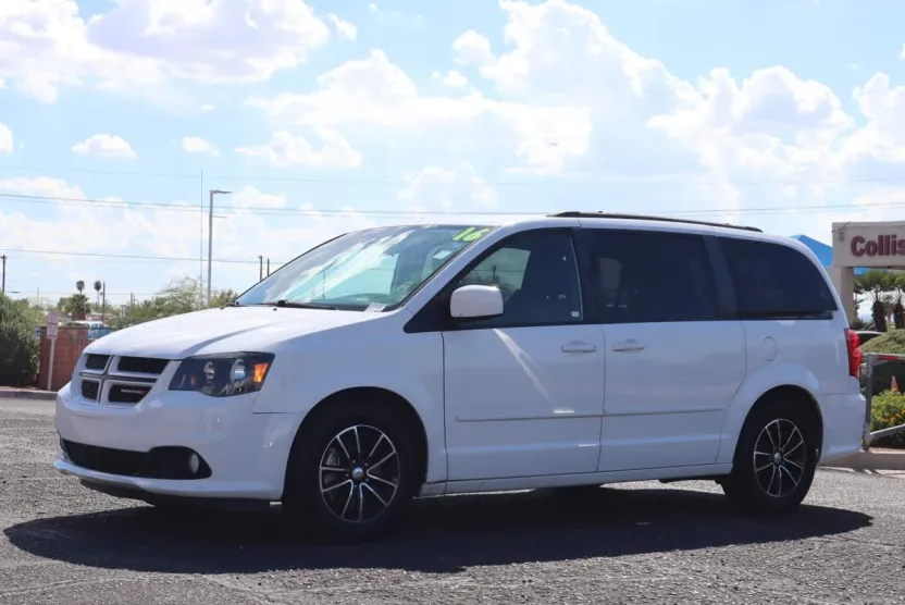 2016 Dodge Grand Caravan R/T photo 1