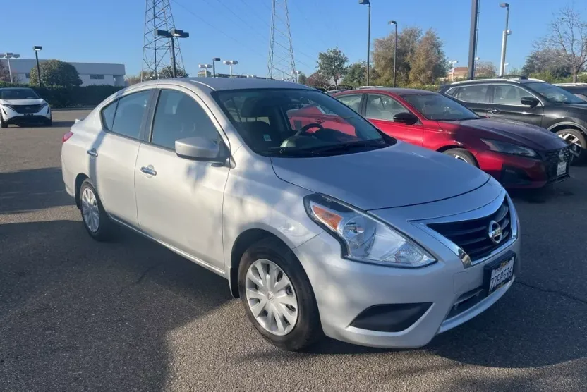 2016 Nissan Versa 1.6 SV photo 1