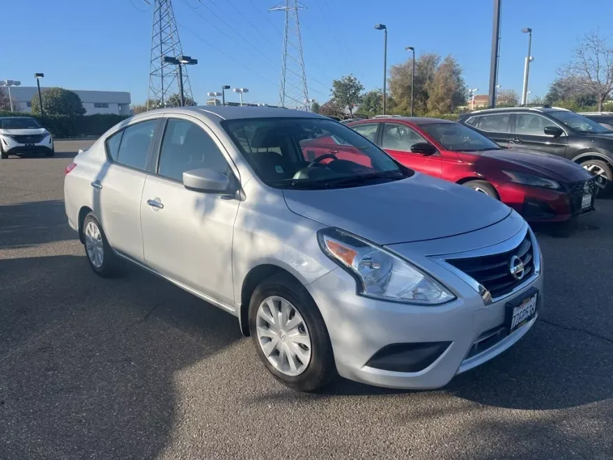 2016 Nissan Versa 1.6 SV photo 1