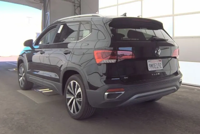 2024 Volkswagen Taos SE photo 1
