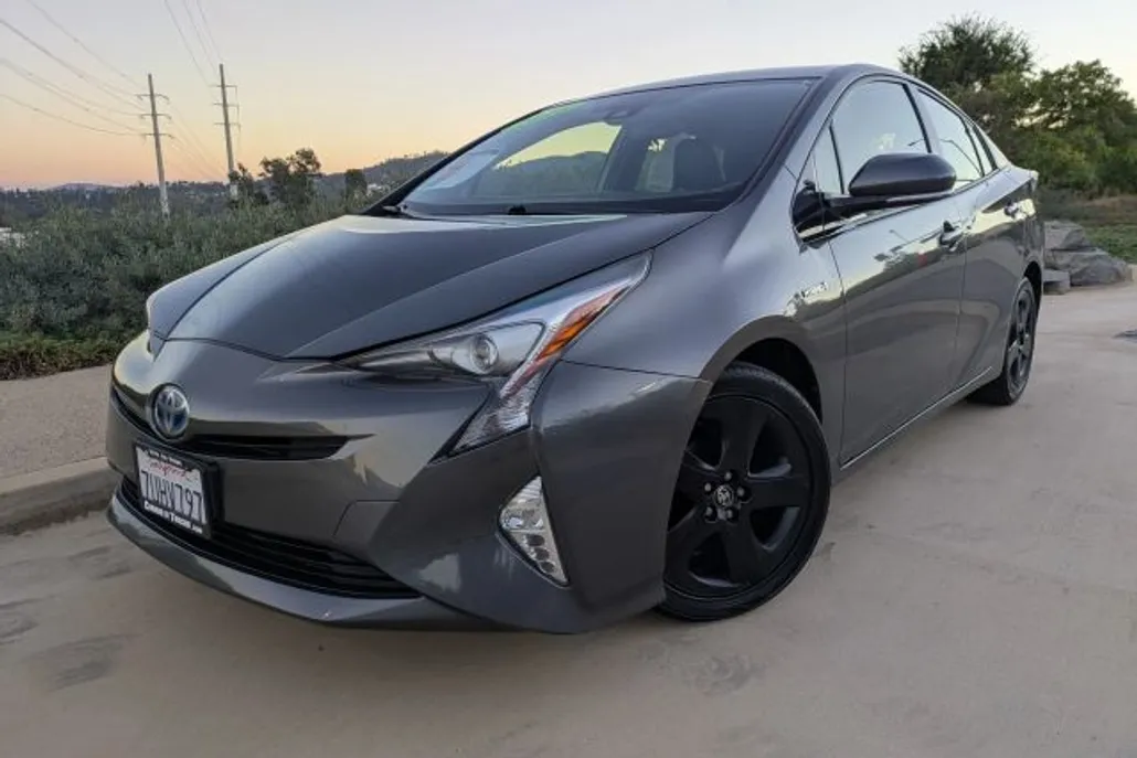2016 Toyota Prius Three Touring photo 1