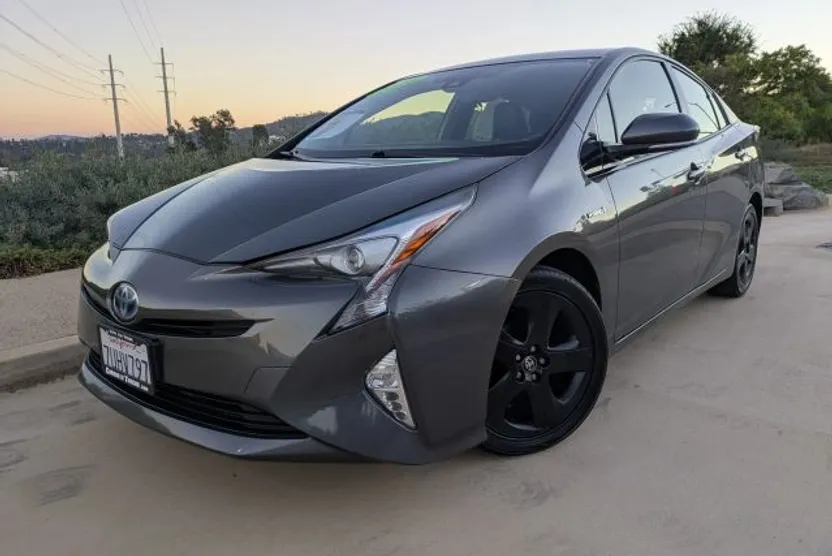 2016 Toyota Prius Three Touring photo 1