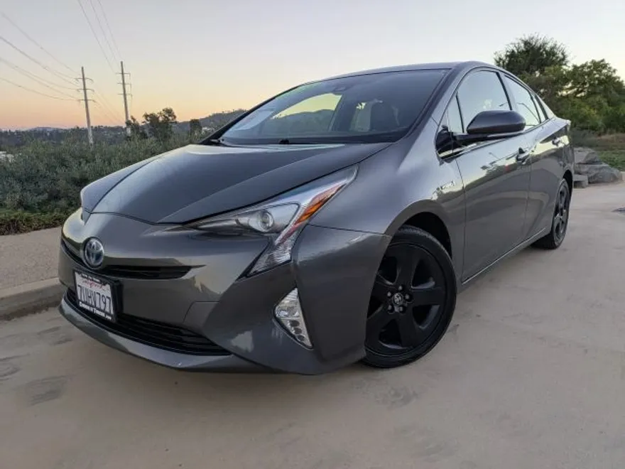 2016 Toyota Prius Three Touring photo 1