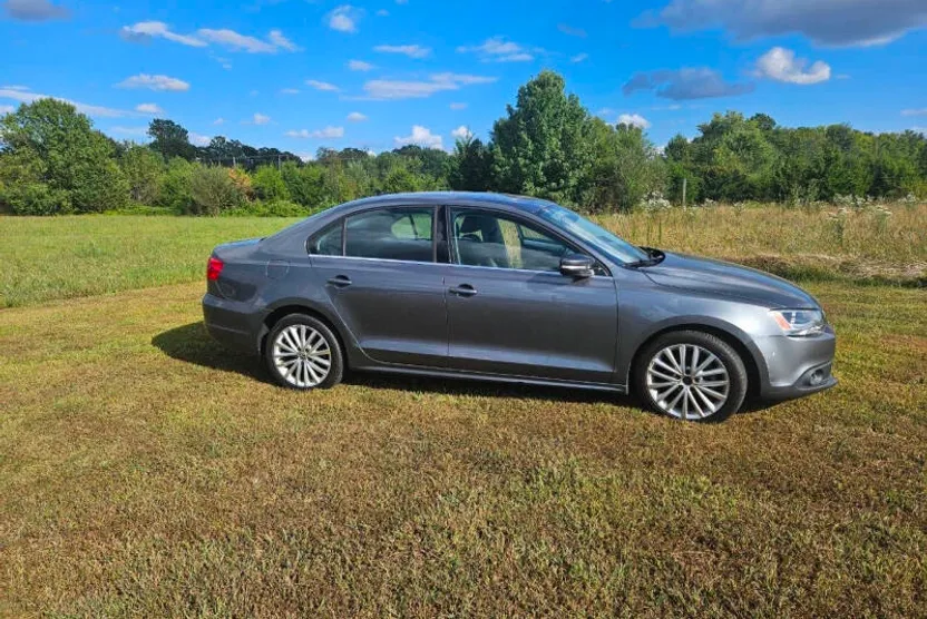 2012 Volkswagen Jetta SEL photo 1