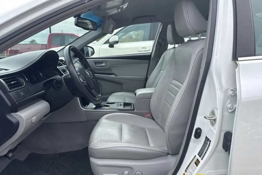 2017 Toyota Camry XLE photo 1