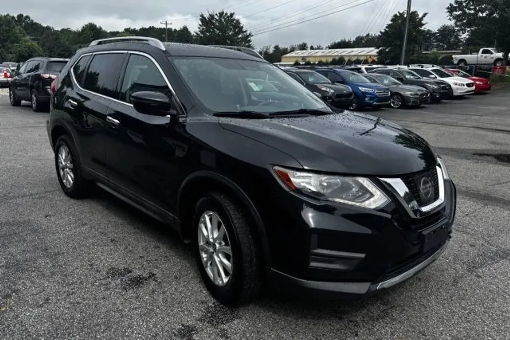 2017 Nissan Rogue SV photo 1