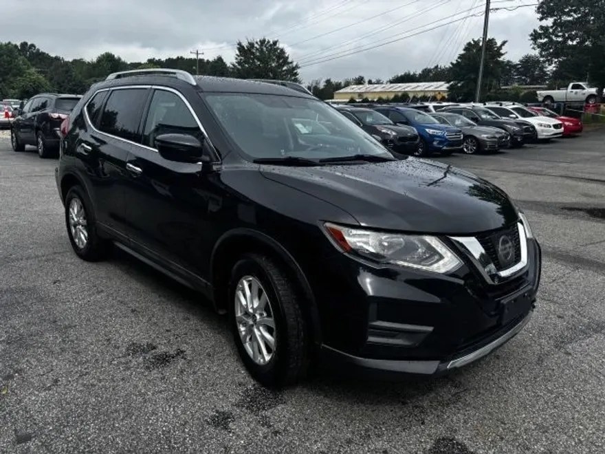 2017 Nissan Rogue SV photo 1