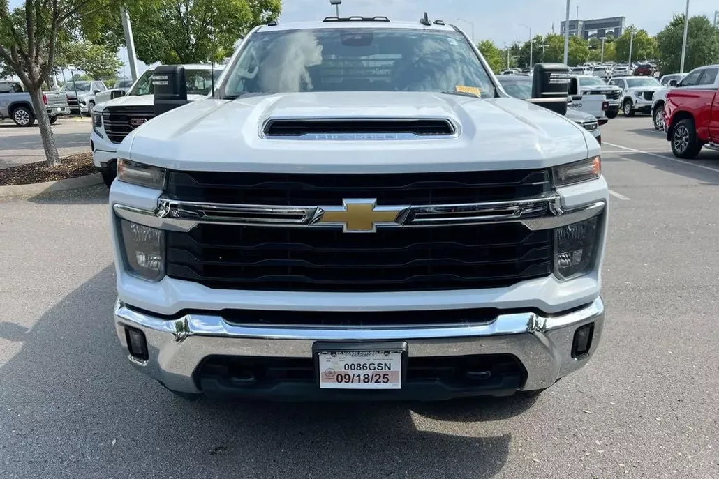 2024 Chevrolet Silverado 3500HD LT photo 1