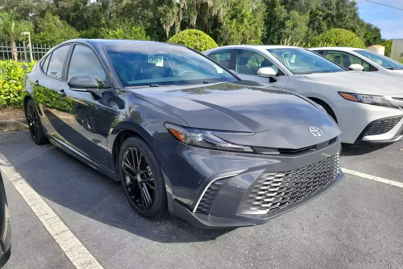 2025 Toyota Camry SE photo 1