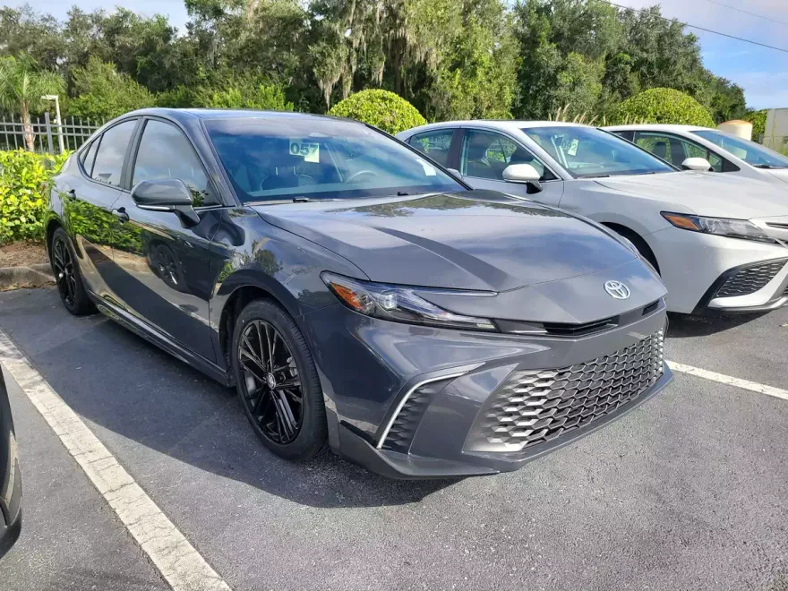 2025 Toyota Camry SE photo 1
