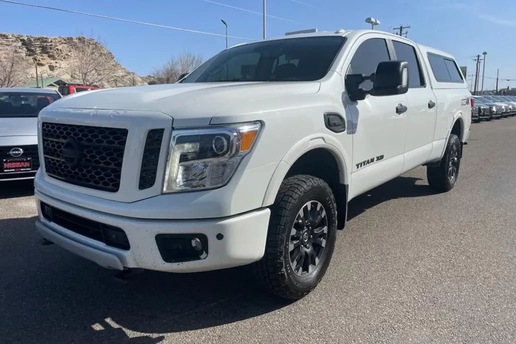 2018 Nissan Titan PRO-4X Crew Cab photo 1