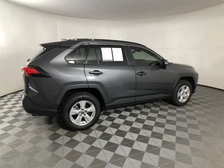 2021 Toyota RAV4 XLE photo 1