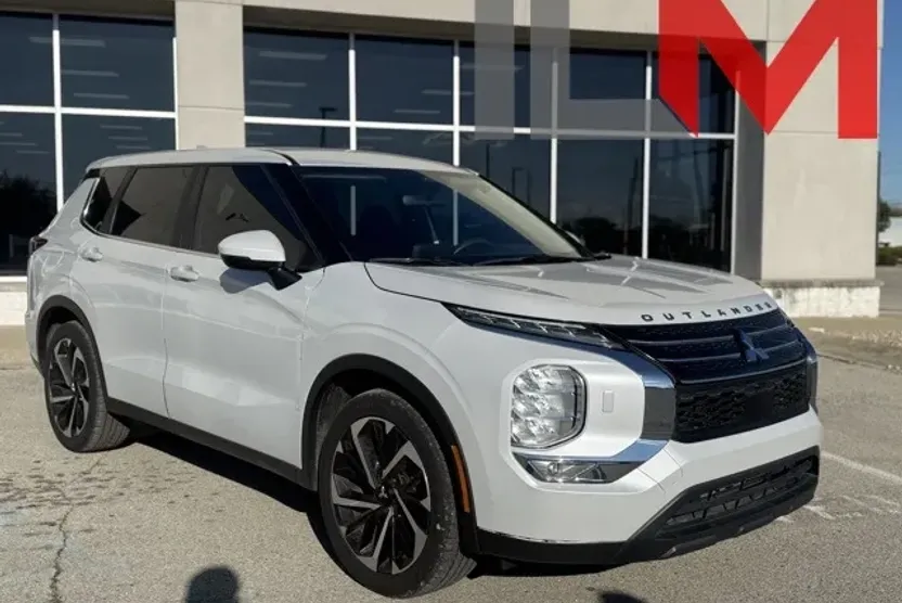 2022 Mitsubishi Outlander ES photo 1