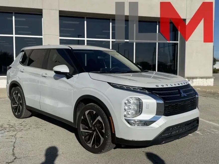 2022 Mitsubishi Outlander ES photo 1