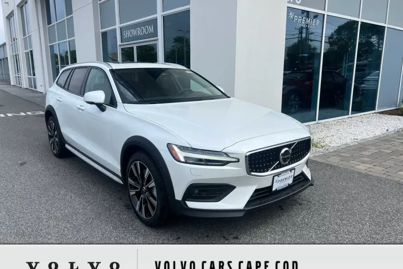 2025 Volvo V60 Cross Country B5 photo 1