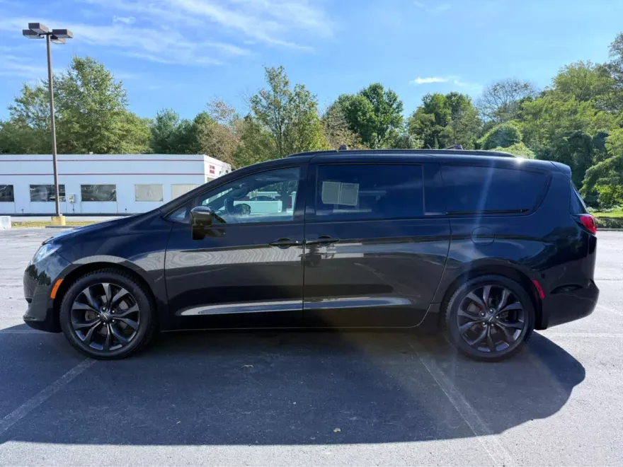 2018 Chrysler Pacifica Touring Plus photo 1