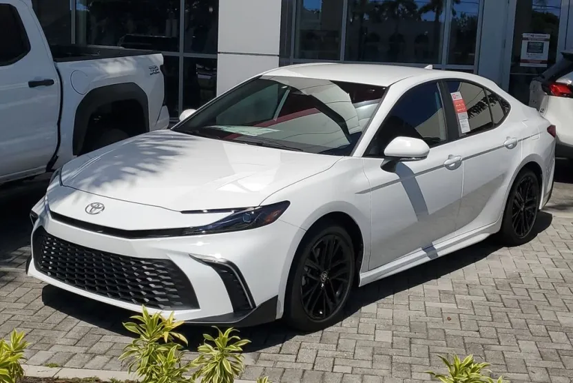 2025 Toyota Camry SE photo 1
